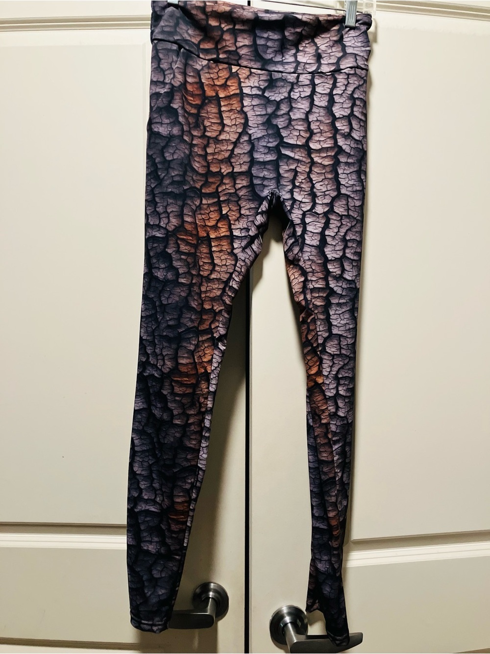 Women’s Textured Print Leggings in Black Brown Lavender Purple